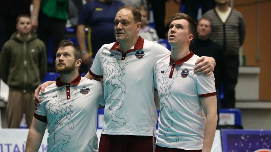 В тренерском штабе "Текстильщика" - серебряный призёр Олимпийских игр  в Сиднее, заслуженный мастер спорта Игорь Шулепов (в центре).  Вместе с Красиковым играл в сезоне 2009/2010 в сургутской "Газпром-Югре".  Фото: Олег Богданов