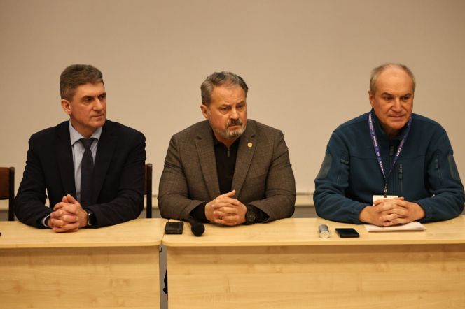 Доклад комиссии по допуску приняли министр спорта региона Михаил Панфилов, глава Троицкого района Виктор Журавлёв и главный спортивный судья-секретарь соревнований Владимир Крайник. Фото: "Алтайский спорт"