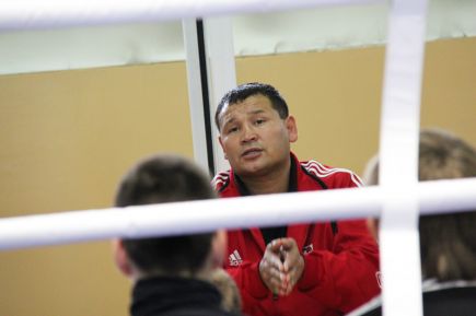 Чемпион мира по боксу в среднем весе Уткирбек Хайдаров встретился с воспитанниками краевой СДЮШОР «Алтайский ринг» (фото).