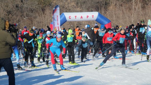 Солнце, воздух, хорошо! Более полутора тысяч лыжников приняли участие в центральном региональном старте «Лыжни России» в Барнауле