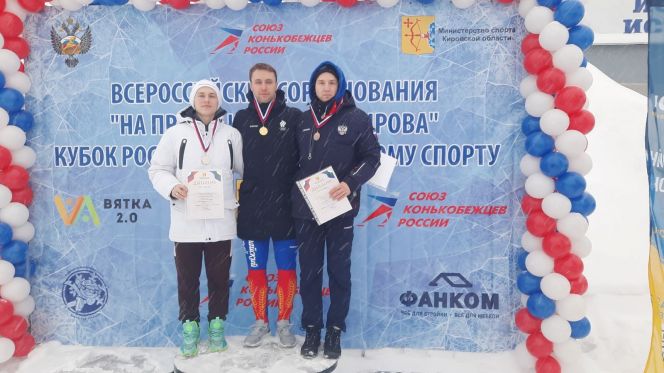 Виктор Муштаков (в центре) - выиграл IV этап Кубка России на дистанции 500 метров. Фото: Союз конькобежцев России 