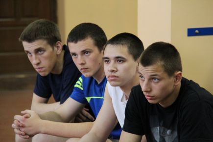 Чемпион мира по боксу в среднем весе Уткирбек Хайдаров встретился с воспитанниками краевой СДЮШОР «Алтайский ринг» (фото).