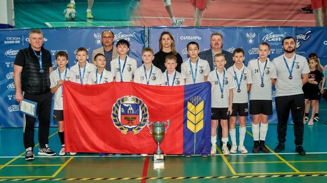 Команда юношей барнаульской СОШ №118 - серебряные призеры соревнований. Фото: АКФФ