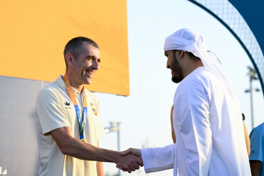 Михаил Виноградов принимает поздравления организаторов с победой. Фото предоставлено участниками соревнований