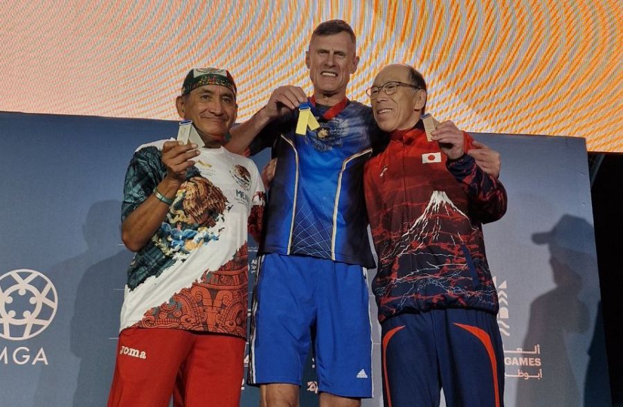 Игорь Озюменко - победитель соревнований в беге на 400 метров. Фото участников соревнований