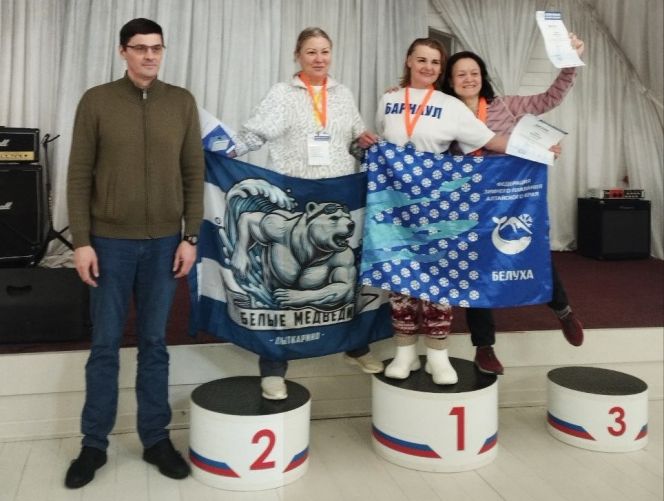 Елена Шелестова (в центре) - победительница заплыва на 25 метров брассом. Рядом с призёрами соревнований олимпийский чемпион Александр Попов, награждавший спортсменок.  Фото: Алтайская федерация холодового и спортивного зимнего плавания "Белуха"