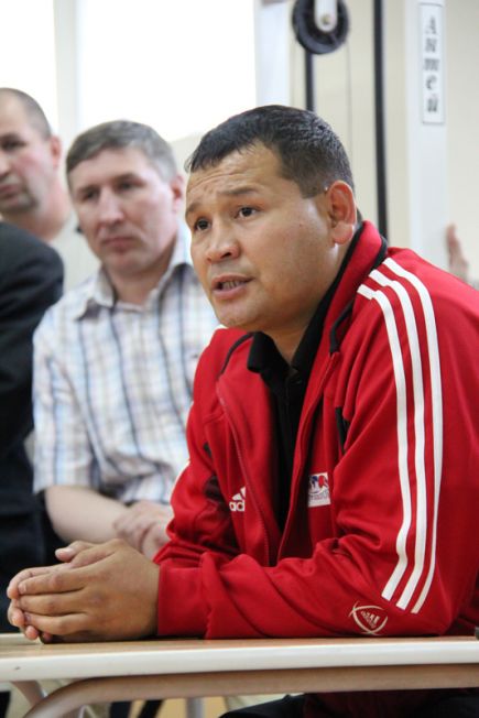 Чемпион мира по боксу в среднем весе Уткирбек Хайдаров встретился с воспитанниками краевой СДЮШОР «Алтайский ринг» (фото).