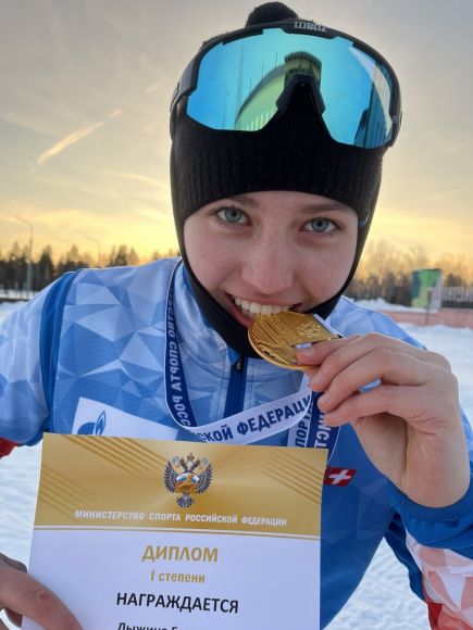 Екатерине Лыжиной хорошо знаком вкус золота. Но попробовать его на зуб каждый раз приятно. Фото из архива "АС" 