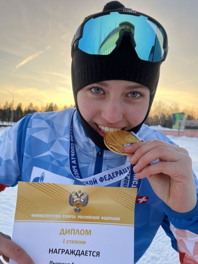 Екатерине Лыжиной хорошо знаком вкус золота. Но попробовать его на зуб каждый раз приятно. Фото из архива "АС" 