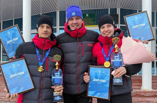 Чемпионы XIII зимней Спартакиады учащихся России Максим Панов и Екатерина Лыжина с тренером Иваном Лыжиным