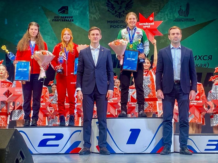 Призовой пьедестал лыжной гонки - спринта. На первой ступени Екатерина Лыжина 