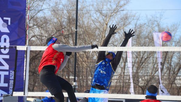 В Барнауле стартовал финал Кубка России по волейболу на снегу (фото)