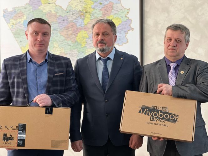 Министр спорта Михаил Панфилов с победителями конкурса Владимиром Петровым (справа) и Виталием Языковым. Фото: Пресс-служба Минспорта Алтайского края