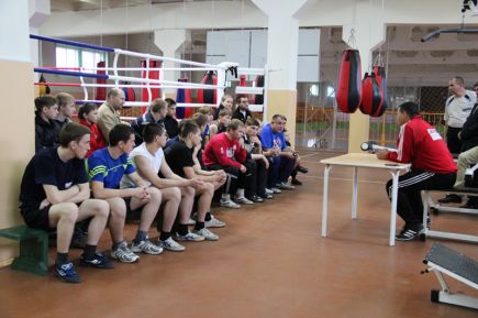 Чемпион мира по боксу в среднем весе Уткирбек Хайдаров встретился с воспитанниками краевой СДЮШОР «Алтайский ринг» (фото).