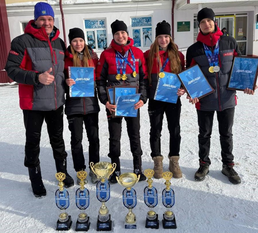 Алтайские спортсмены, чемпионы XIII зимней Спартакиады учащихся России, с тренером Иваном Лыжиным. Фото предоставлено участниками соревнований