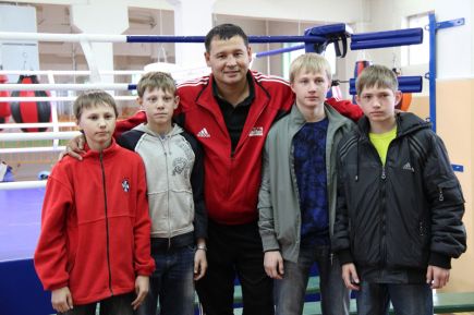 Чемпион мира по боксу в среднем весе Уткирбек Хайдаров встретился с воспитанниками краевой СДЮШОР «Алтайский ринг» (фото).