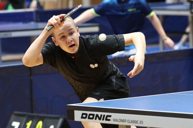 Илья Кайсин завоевал на домашнем турнире четыре медали, поднимаясь на пьедестал в каждом виде программы. Фото: Александр Чёрный/"Алтайский спорт"