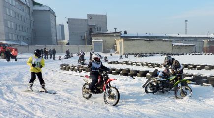В Барнауле состоялась «Рождественская гонка» среди мотолыжных экипажей.