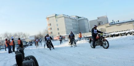 В Барнауле состоялась «Рождественская гонка» среди мотолыжных экипажей.