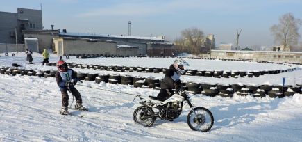 В Барнауле состоялась «Рождественская гонка» среди мотолыжных экипажей.
