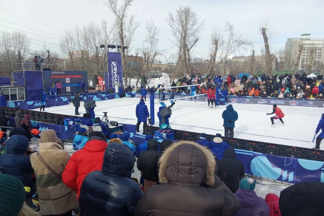 Болельщики притоптывали, прихлопывали после каждого разыгранного очка и грелись чаем и гречкой с мясом из походной кухни. Фото: Сергей Зюзин