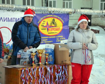 В Барнауле состоялась «Рождественская гонка» среди мотолыжных экипажей.