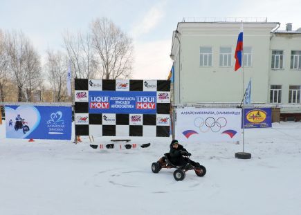 В Барнауле состоялась «Рождественская гонка» среди мотолыжных экипажей.