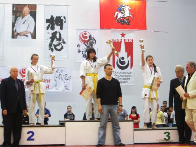 Виктория Авдеева – серебряный призёр первенства России по шинкиокушинкай каратэ.