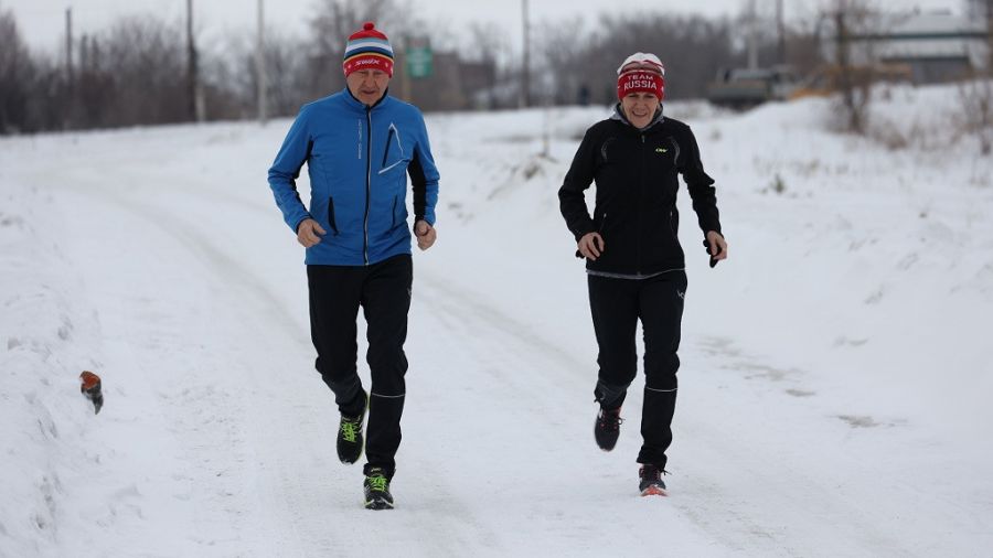 Пахомовы на пробежке в Шелаболихе. Фото: Олег Богданов/"Алтайская правда" 