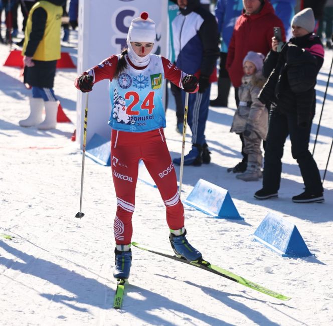 Виктория Мумбер на лыжной трассе на 39-й краевой зимней олимпиаде сельских спортсменов в Троицком. Фото из архива редакции