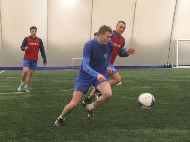 Тренировка динамовцев в манеже Pro Football накануне отъезда на сборы. Фото: Пресс-служба ФК "Динамо-Барнаул"