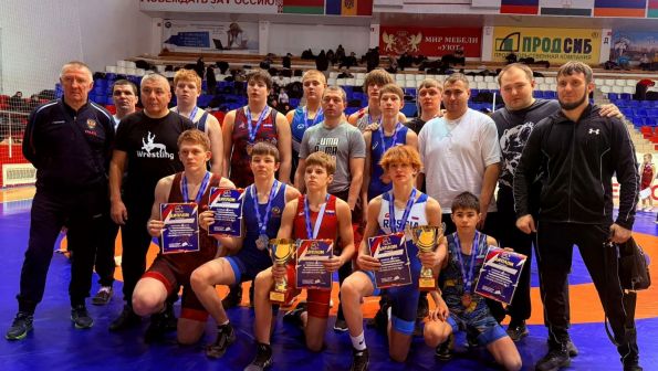 Борцы Алтайского края завоевали 10 медалей на первенстве Сибири среди юношей до 16 лет