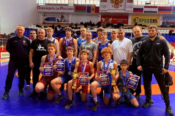 Борцы Алтайского края завоевали 10 медалей на первенстве Сибири среди юношей до 16 лет
