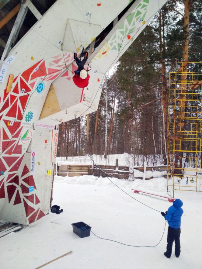 Дмитрий Гребенников выиграл этап Кубка России по ледолазанию в Томске.