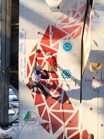 Дмитрий Гребенников выиграл этап Кубка России по ледолазанию в Томске.
