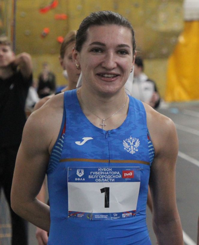 Анна Садовничева на соревнованиях в манеже АлтГТУ. Фото: Виталий Дворянкин/"Алтайский спорт"