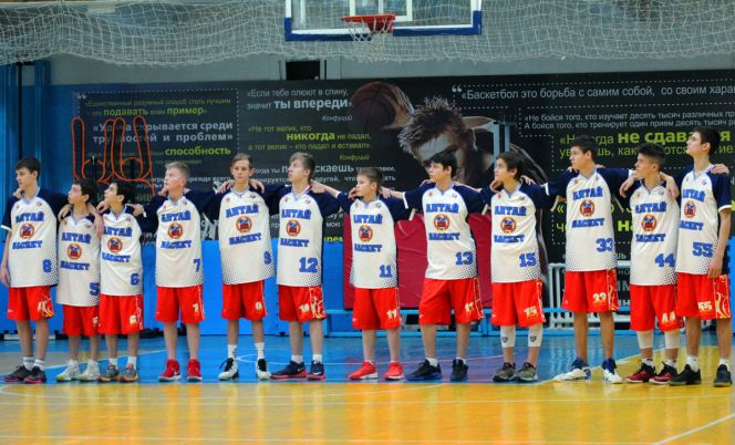 Команда СДЮШОР «АлтайБаскет» показала стопроцентный результат в первом полуфинальном раунде всероссийских соревнований среди юношей 2004 года рождения.