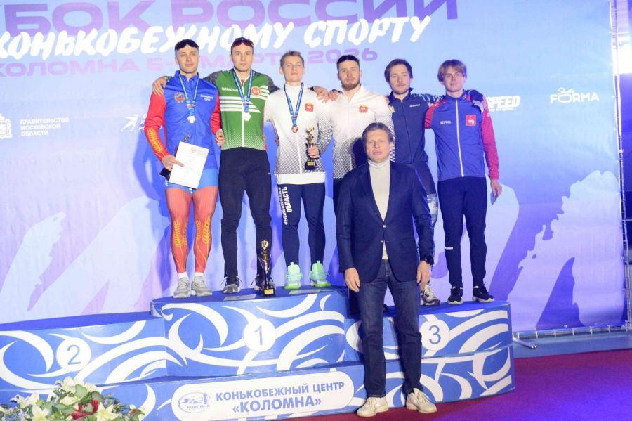 Шестёрка сильнейших спринтеров общего зачёта Кубка России на дистанции 500 метров. Виктор Муштаков первый слева. Фото: Конькобежный центр Коломна
