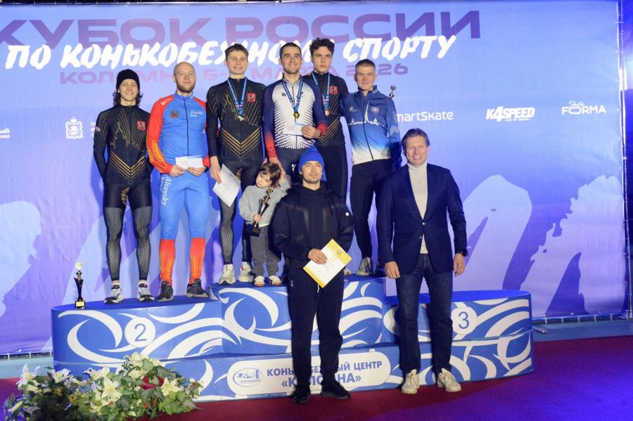 Шестёрка сильнейших стайеров общего зачёта Кубка России на дистанции 5000 метров. Даниил Сидоров второй слева. Фото: Конькобежный центр Коломна