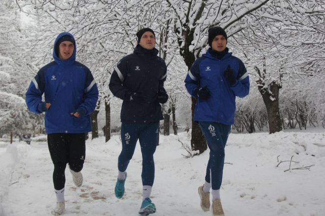 За день до игры с луганской "Зарей" в Кисловодске выпал снег. Фото: ФК "Динамо-Барнаул"