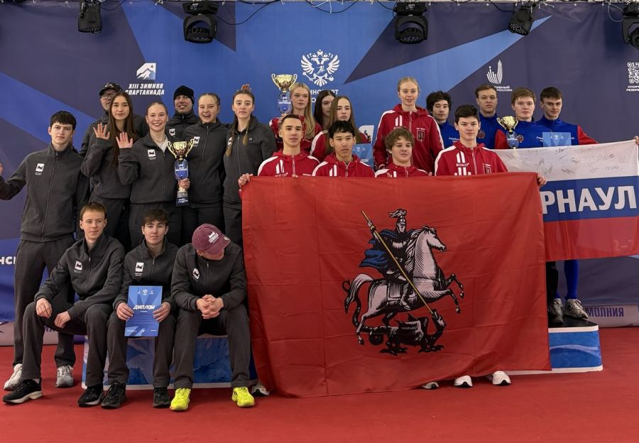 Призовой пьедестал зимней Спартакиады учащихся России в командном зачёте. Команда Алтайского края - бронзовый призёр. Фото: РЦСП по конькобежному спорту имени Л.П. Скобликовой