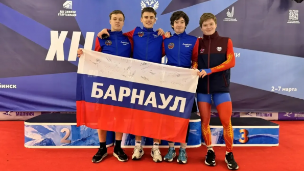 Бронзовый финиш. Егор Хромин - третий в масстарте, сборная Алтайского края - в командном зачёте конькобежного финала Спартакиады учащихся России  