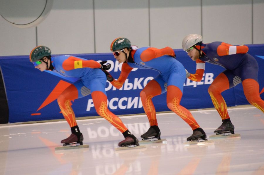 Команда Алтайского края бежит 8 кругов. Фото: Конькобежный центр "Коломна"