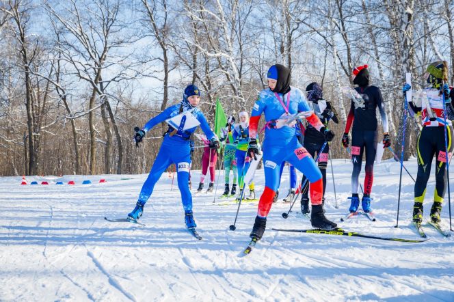 София Калиничева передаёт эстафету Екатерине Лыжиной. Фото: Спортивное ориентирование в Башкортостане