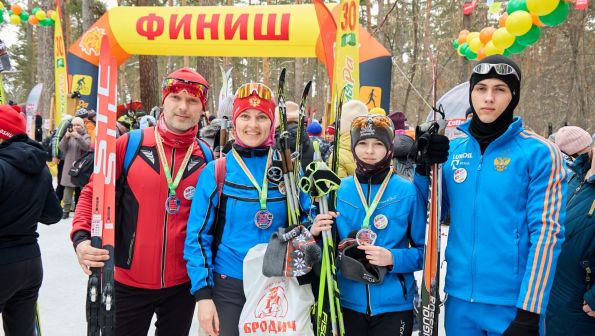 Традиция длиною в 30 лет. На Трассе здоровья в Барнауле прошел юбилейный лыжный праздник