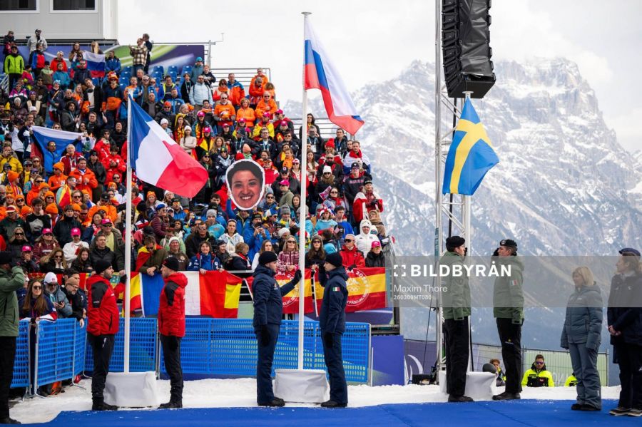 Церемония награждения в супергиганте среди женщин в третий день зимних Паралимпийских игр Милан-Кортина-2026, 9 марта 2026 года. Фото: Маxim Tore/Bildbyran