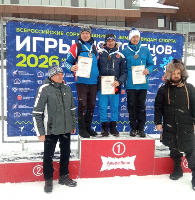 Призовой пьедестал. В центре - победитель соревнований Алексей Хвостов из Бийска. Фото предоставлено краевым спортклубом "Ветеран"