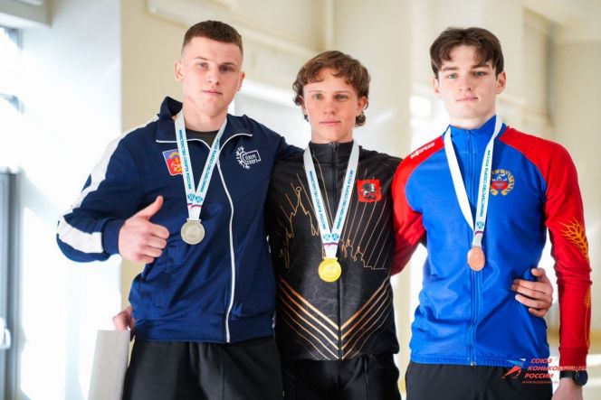 Призовой пьедестал дистанции 3000 метров. Константин Афанасьев справа. Фото: Союз конькобежцев России