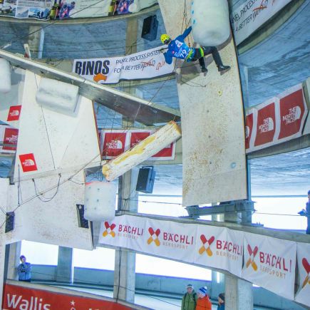 Алтайский ледолаз Дмитрий Гребенников занял девятое место на первом этапе Кубка мира в Швейцарии.