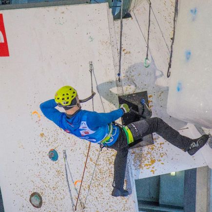 Алтайский ледолаз Дмитрий Гребенников занял девятое место на первом этапе Кубка мира в Швейцарии.